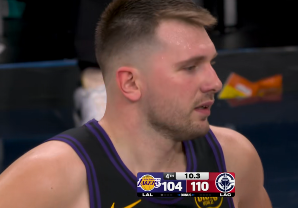 九游娱乐官网 你想不想赢？东契奇最后一球超大空位不投！雷迪克急了，詹皇暴怒